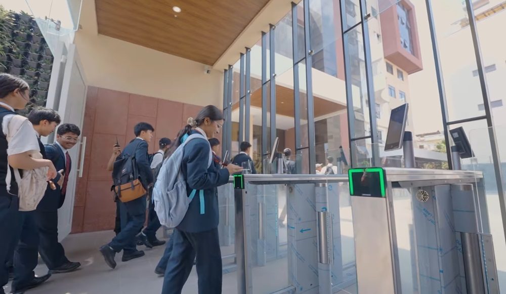 الصورة 3 من دراسة حالة Hikvision: كلية Trinity International College (نيبال): حرم ذكي بتسجيل حضور آلي وتحكم في الدخول وفيديو