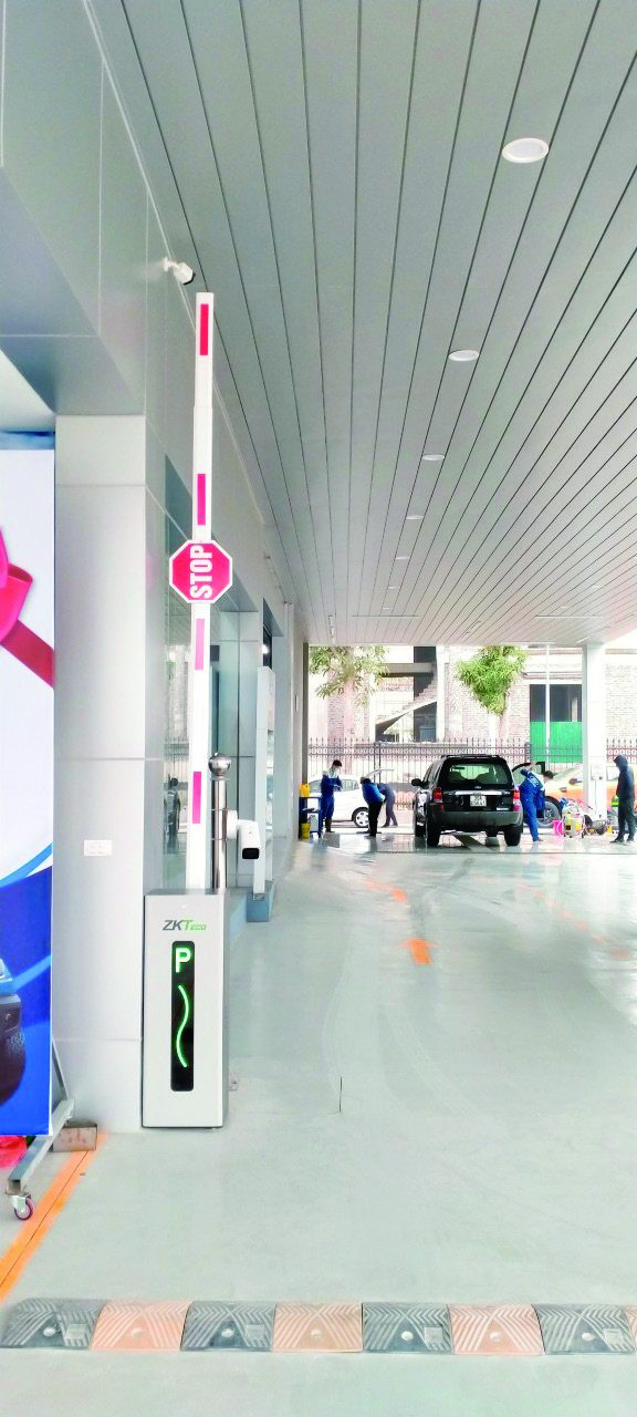 الصورة 2 من دراسة حالة ZKTeco: Ford My Dinh في هانوي: حاجزان آليان لمواقف ورشة الصيانة (CMP200)