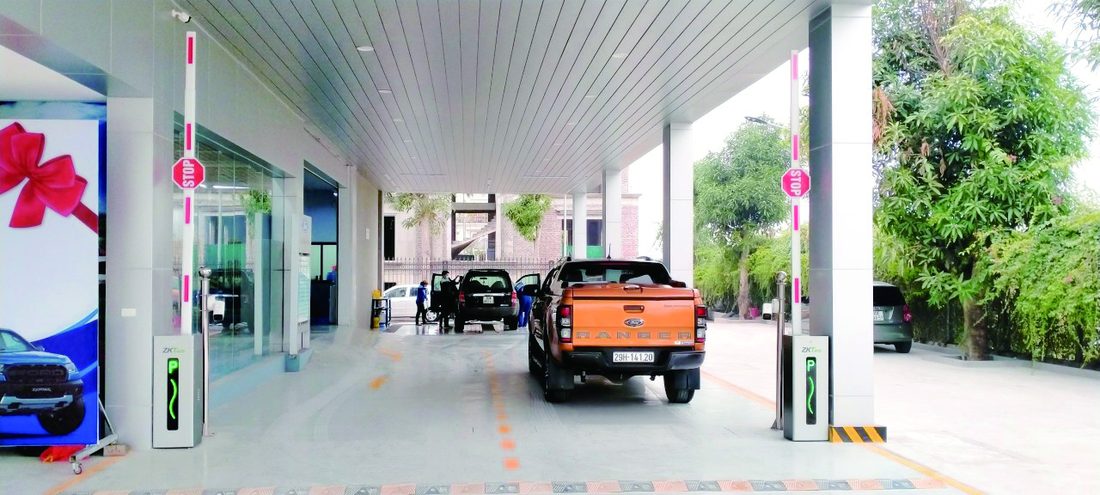 الصورة 3 من دراسة حالة ZKTeco: Ford My Dinh في هانوي: حاجزان آليان لمواقف ورشة الصيانة (CMP200)