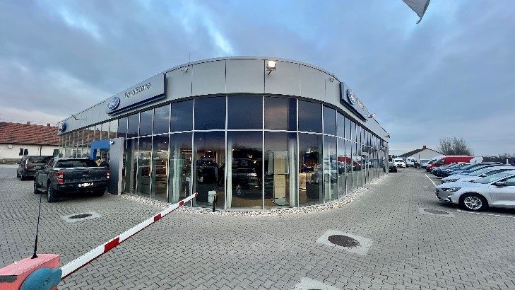 الصورة 2 من دراسة حالة Hikvision: CarNet FOR-TOP Ltd (المجر): حماية محيط مركز بيع سيارات بكاميرات AcuSense ومراقبة عن بعد
